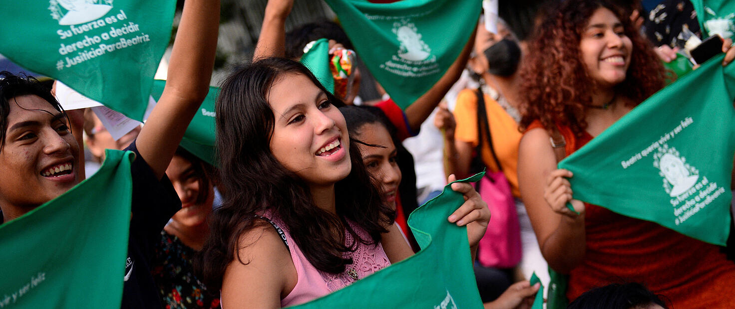 Manifestación con pañuelos verdes en memoria de Beatriz, una mujer que murió después de que la corte suprema de El Salvador le negara un aborto...