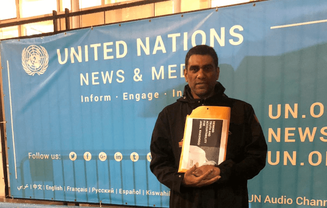 Kumi Naidoo presentando las firmas ante la ONU