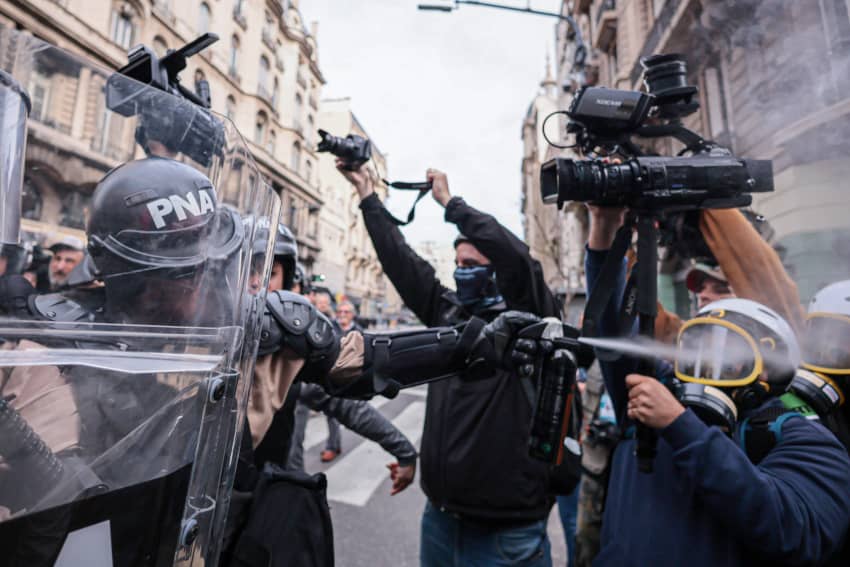 La policía lanza gas pimienta a los periodistas que cubren la manifestación contra el gobierno argentino