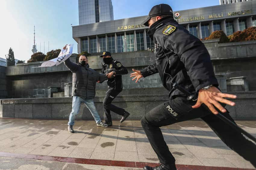 una manifestación de periodistas contra un nuevo proyecto de ley de medios de comunicación, frente al edificio del Parlamento en Baku, Azerbaiyán
