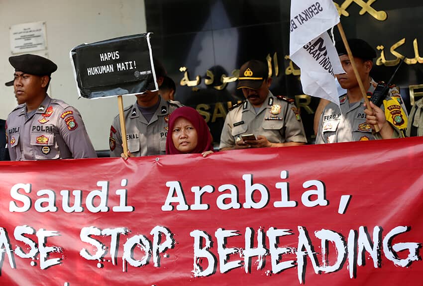 Activistas sostienen una pancarta frente a la embajada de Arabia Saudí durante una protesta por la reciente ejecución de un trabajador migrante...