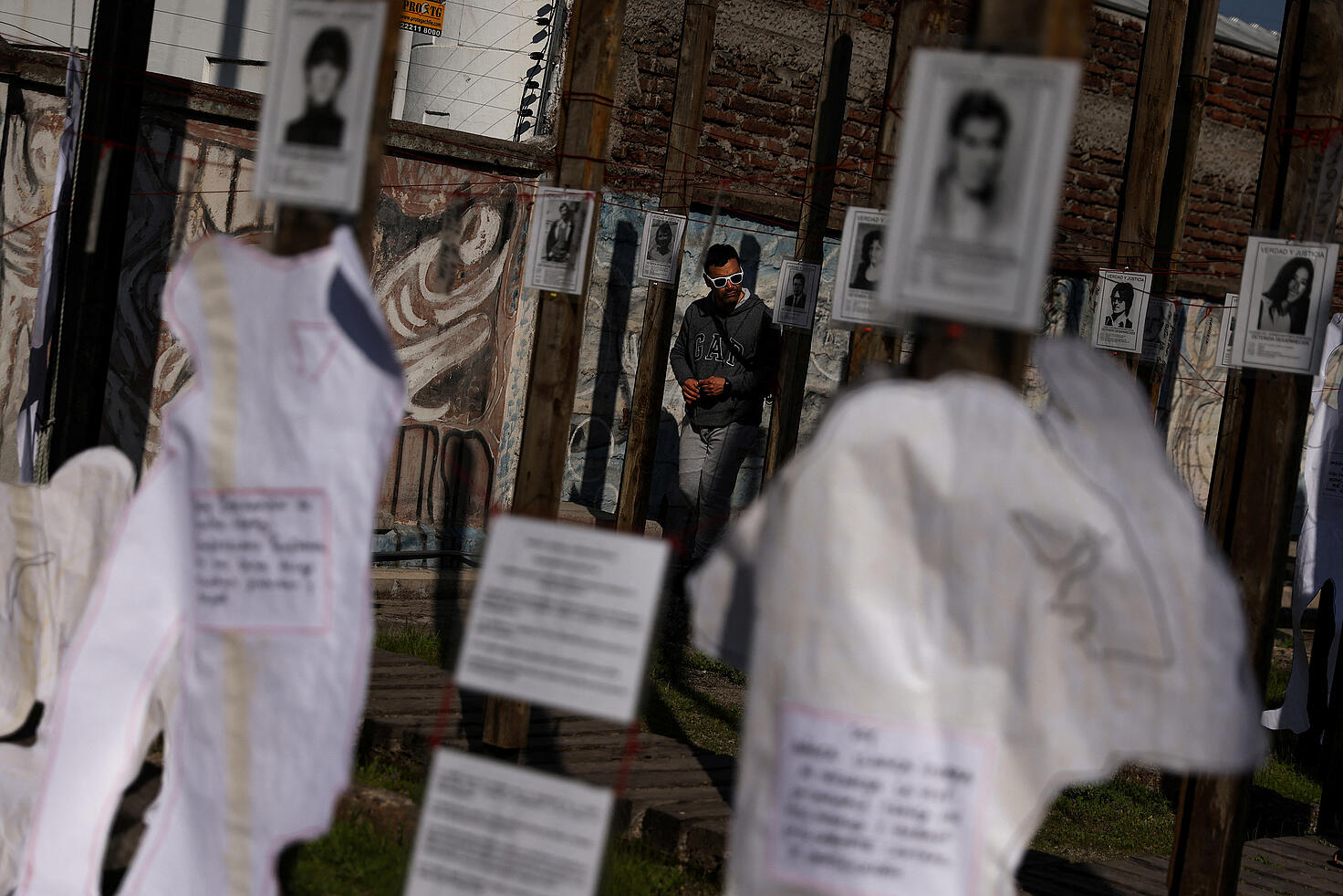 Un hombre pasea entre carteles de personas desaparecidas en Santiago de Chile