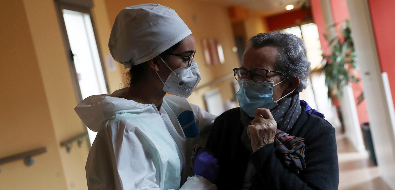 La terapeuta ocupacional Teresa Gallego abraza a la residente Trinidad Gilarranz durante el encierro en medio del brote de coronavirus (COVID-19)...