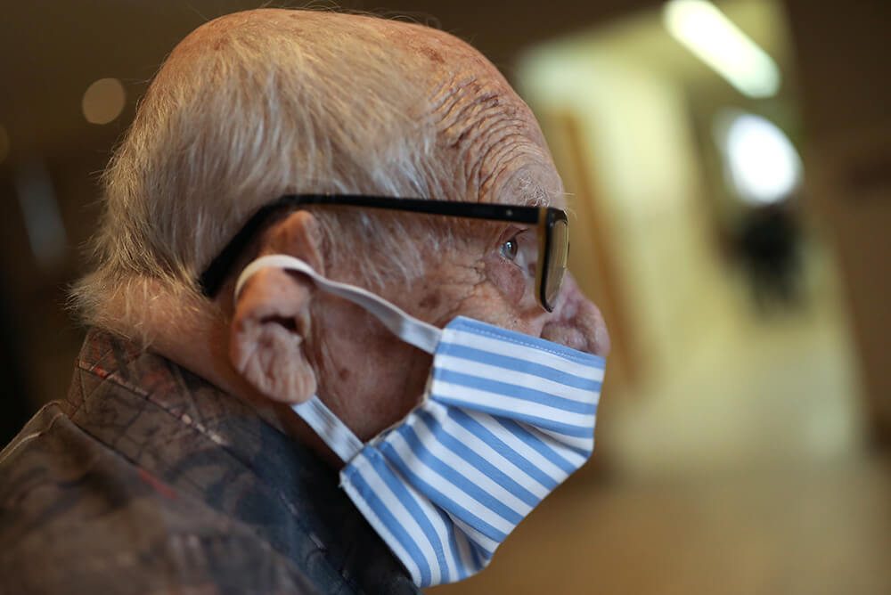 Imagen de un anciano residente en una residencia en Artes, cerca de Barcelona, durante el brote de coronavirus (COVID-19), el 30 de abril de 2020. 