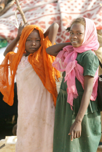 Dos niñas en un campo de Darfur