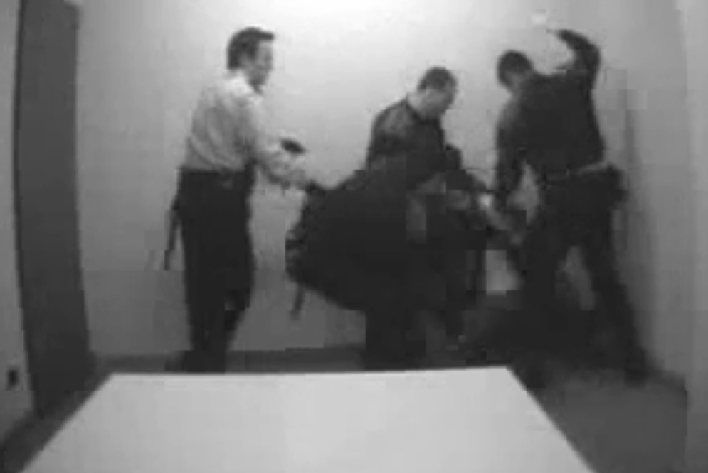 Captura de vídeo de los malos tratos infringidos por los mossos d'esquada en la comisaría de Les Corts, en Barcelona, el 31 de marzo de 2007.