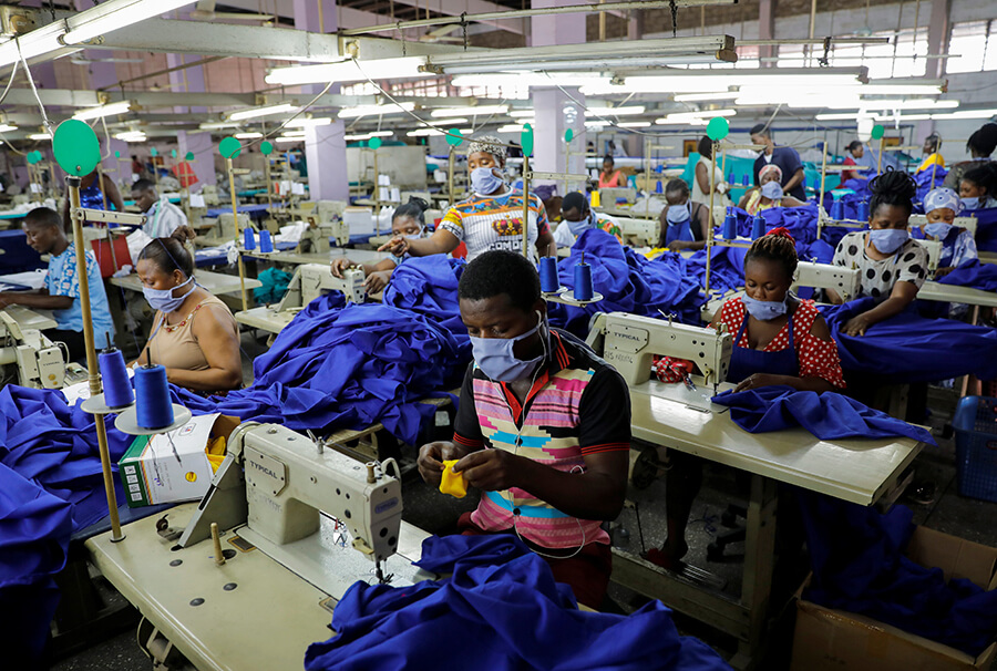 Trabajadores en una fábrica de producción de equipos de protección para sanitarios