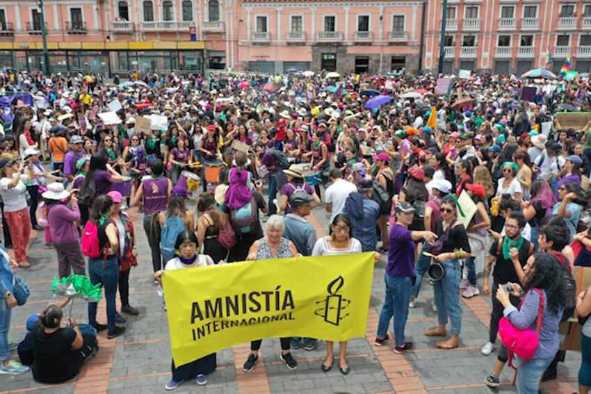 Mujeres amazónicas sosteniendo un cartel de AI