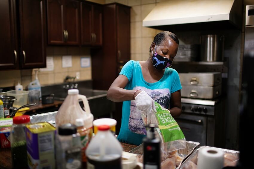 De Borah Wells prepara una comida en Nueva Orleans (EE.UU.), el 22 de agosto de 2020. Según ella, la amenazaron con desalojarla