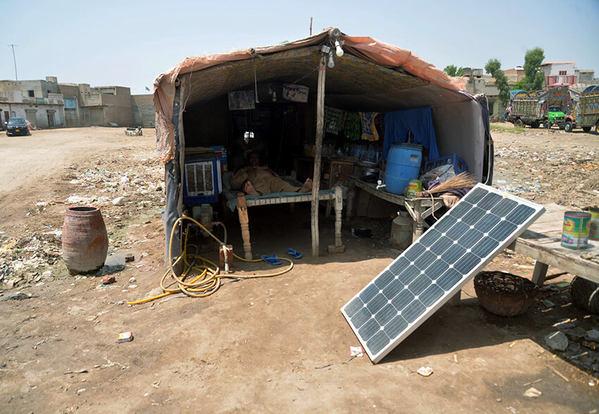 Un hombre se refugia del calor