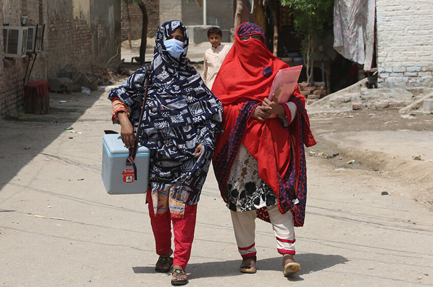 Trabajadoras sanitarias hacen su ronda