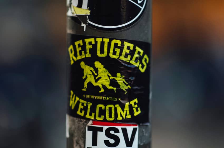 Pegatina que pone "refugees welcome". La batalla contra las frases racistas se gana con educación