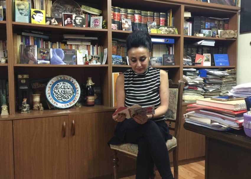 Eren Keskin sentada en su despacho de Estambul leyendo mensajes de solidaridad enviados por miembros y simpatizantes de Amnistía