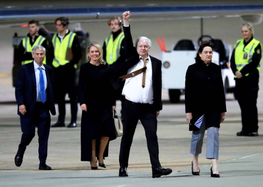 Julian Assange en el aeropuerto de Canberra