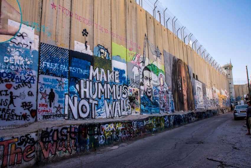 Graffiti en el muro de separación israelí en Cisjordania que denuncia la ocupación y pide libertad para Palestina.