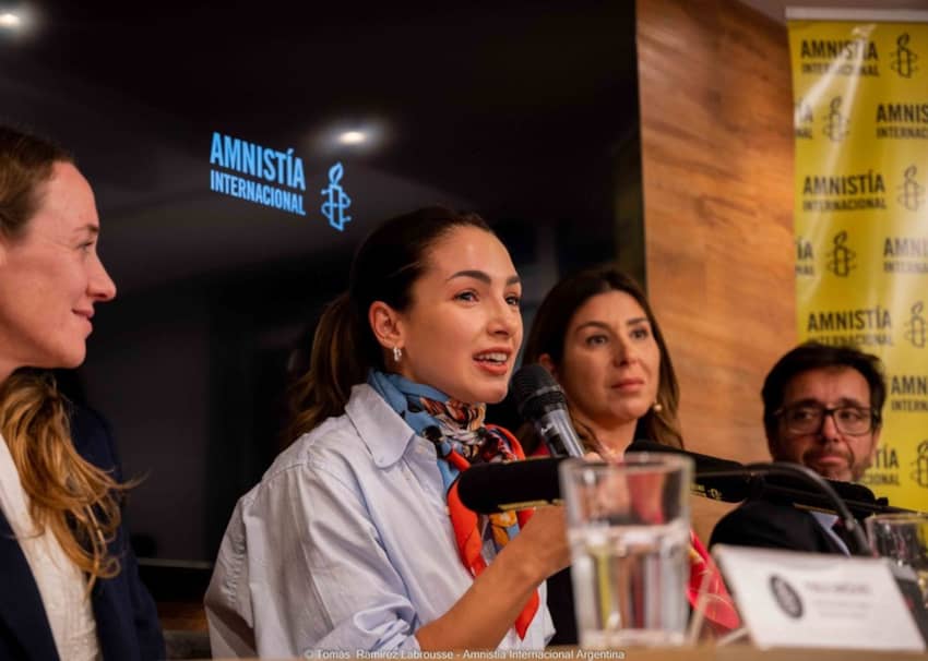 Thelma Fardin haciendo declaraciones