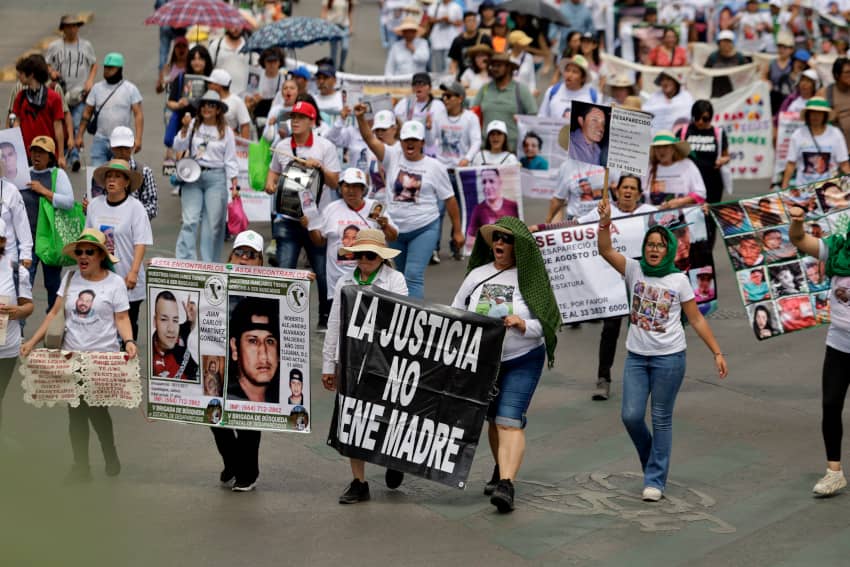 Madres y familiares marchan en la Ciudad de México portando pancartas y fotos de sus seres queridos desaparecidos