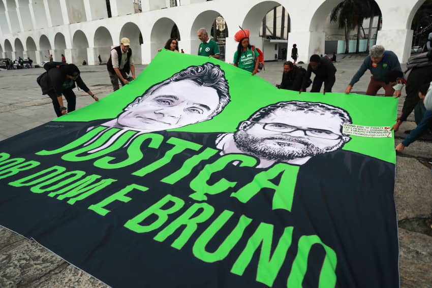 Personas despliegan una pancarta que exige justicia por Dom Phillips y Bruno Pereira en Río de Janeiro.