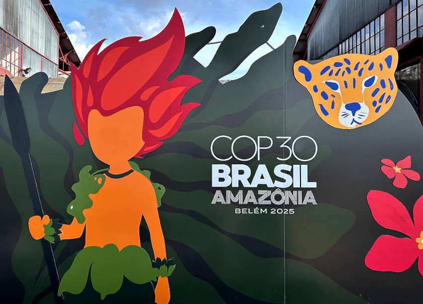 Cartel colorido con el logotipo de la COP30 Brasil Amazonia en Belém 2025.