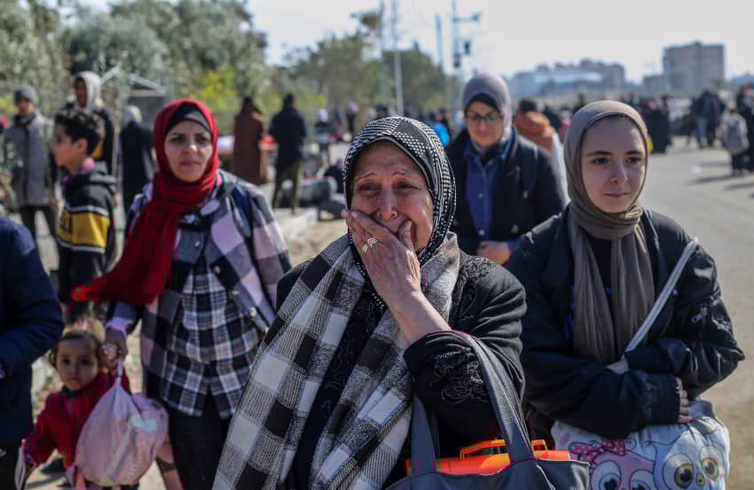 Multitud de personas palestinas desplazadas caminan por la carretera costera de Rashid en la Franja de Gaza intentando regresar al norte pese a la violencia del ejército israelí.