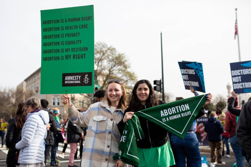 Personas manifestándose por el derecho al aborto cerca del Tribunal Supremo en Washington D. C., en una protesta de Amnistía Internacional USA