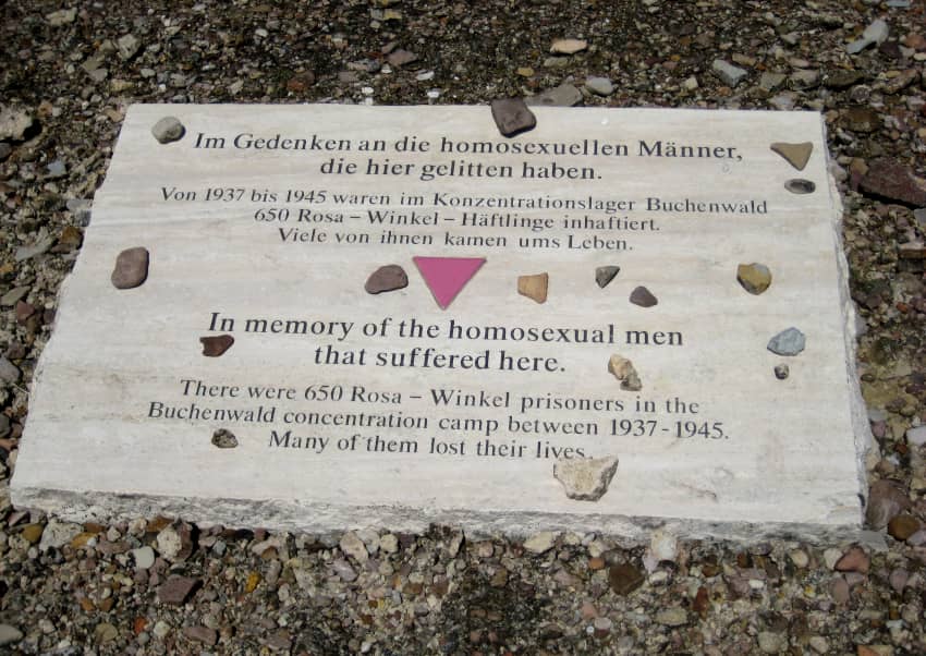 Placa conmemorativa de los prisioneros homosexuales del campo de concentración de Buchenwald