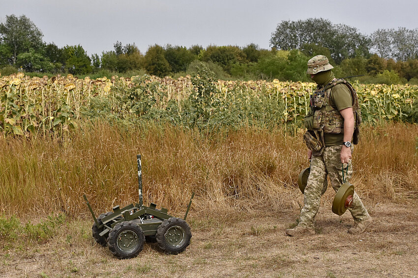 Un soldado ucraniano carga una plataforma robótica de colocación de minas durante un entrenamiento militar