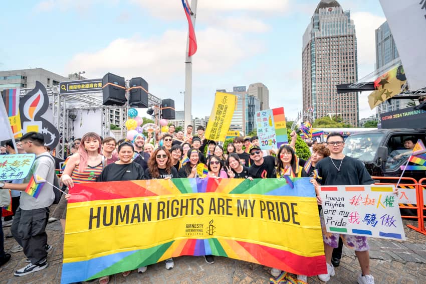Manifestación de Amnistía Internacional en Taiwán durante el Orgullo, con pancarta “Human rights are my pride” en defensa del matrimonio igualitario y la igualdad LGBTIQ+.