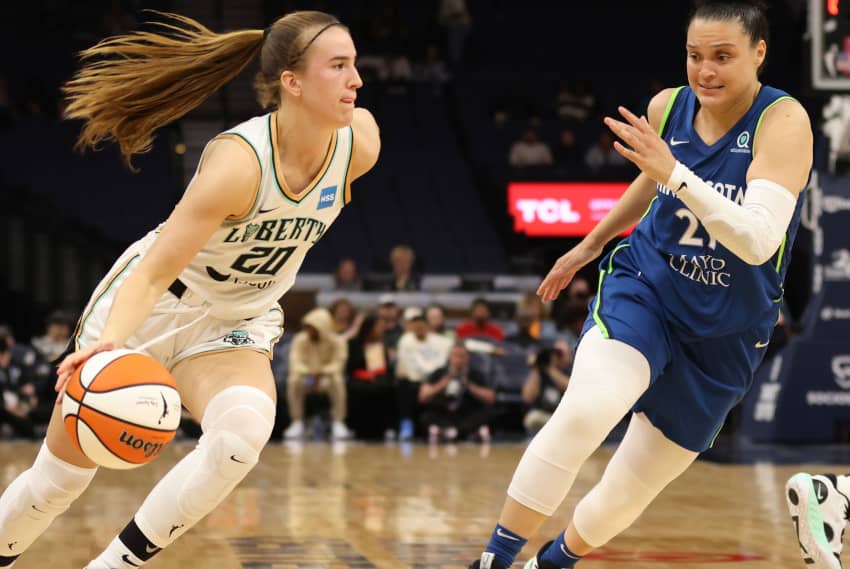 Sabrina Ionescu, estrella de la WNBA y jugadora de New York Liberty, conduce el balón en un partido contra Minnesota Lynx en 2022