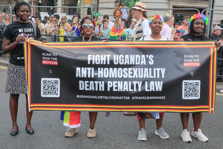 Activistas por los derechos LGBTIQ+ en Uganda marchan contra la ley antihomosexualidad que castiga con pena de muerte las relaciones entre personas del mismo sexo.