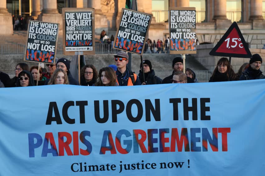 Manifestación climática que reclama a los gobiernos cumplir el Acuerdo de París y limitar el calentamiento global a 1,5 ºC.