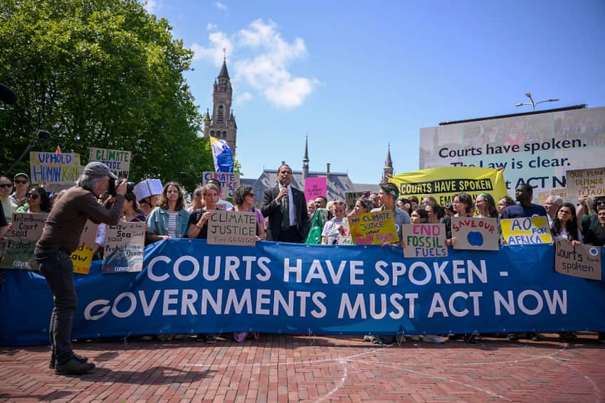 Jóvenes activistas reclaman justicia climática ante la Corte Internacional de Justicia.