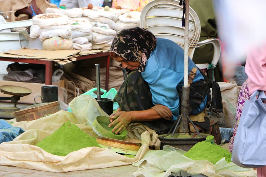 Mujer trabajando en un mercado informal, ejemplo de precariedad y ausencia de protección laboral.