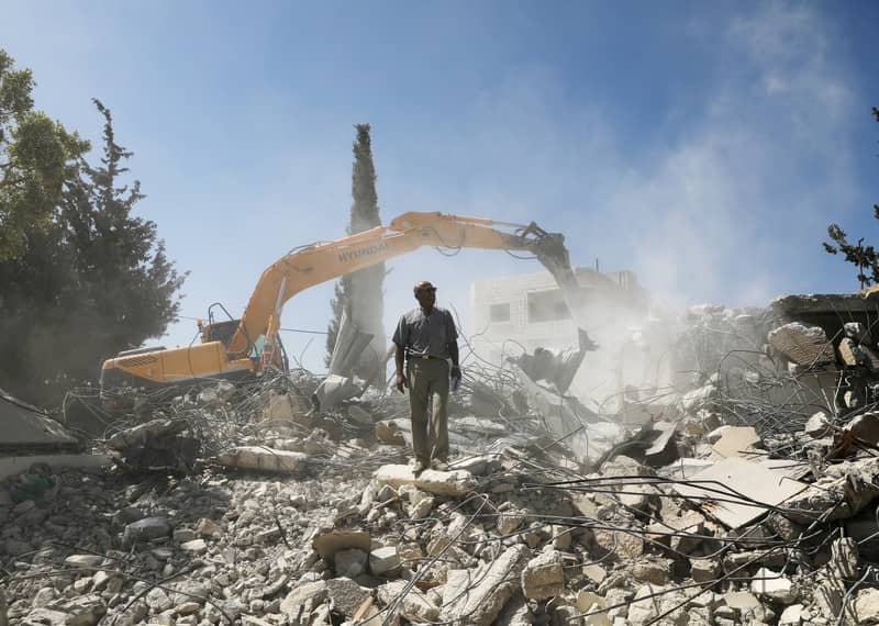El palestino Jihad Shawamrah, de pie sobre las ruinas de su casa
