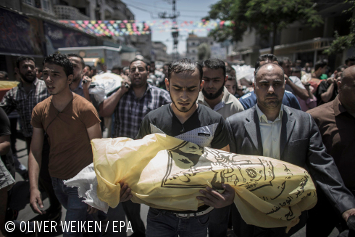 Parientes de Adham Abu Etta, de 11 años de edad, llevan su cuerpo durante su funeral