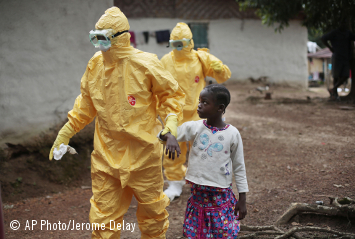 Nowa Paye, de 9 años, es llevada a una ambulancia después de mostrar signos de la infección por Ébola
