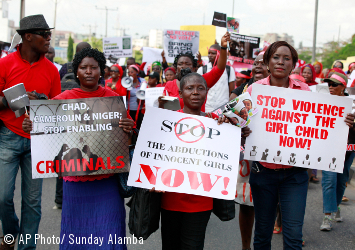 Mujeres asisten a una manifestación para pedir al gobierno que rescate a las niñas de la escuela secundaria Chibok secuestradas