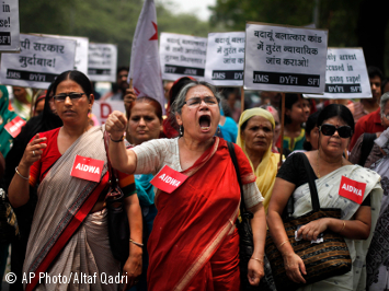 Miembros de la All India Democratic Women's Association (AIDWA) gritan consignas durante una protesta