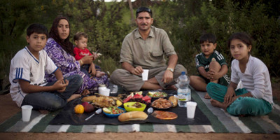 Familia refugiada Siria durante el Ramadán junto al Centro de Estancia Temporal de Inmigrantes, en Melilla.