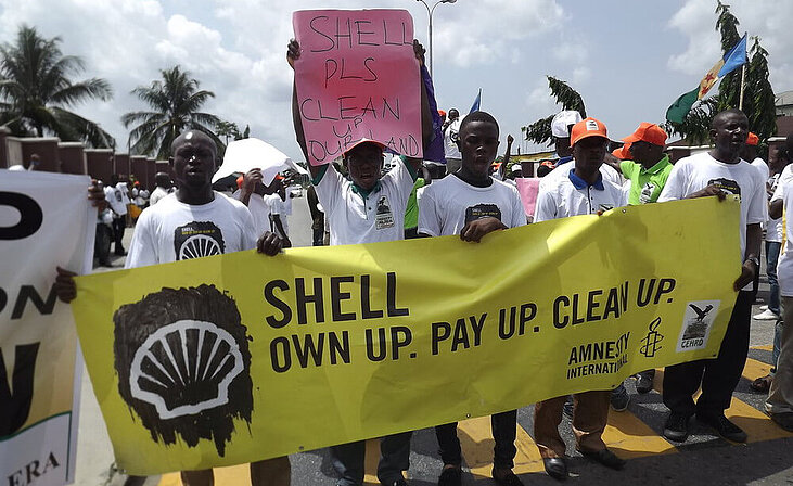 En Port Harcourt (Nigeria), activistas, organizaciones asociadas y Amnistía Internacional pidieron a Shell que asumiera su responsabilidad, pagara...