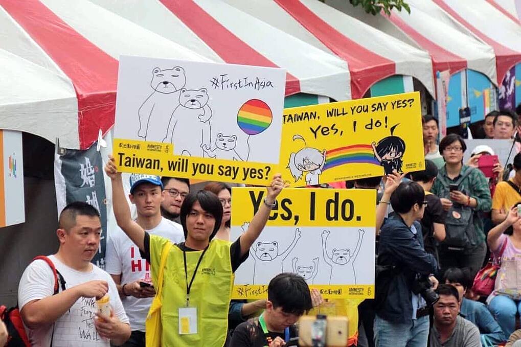Manifestantes que piden a Taiwán que legalice el matrimonio entre personas del mismo sexo