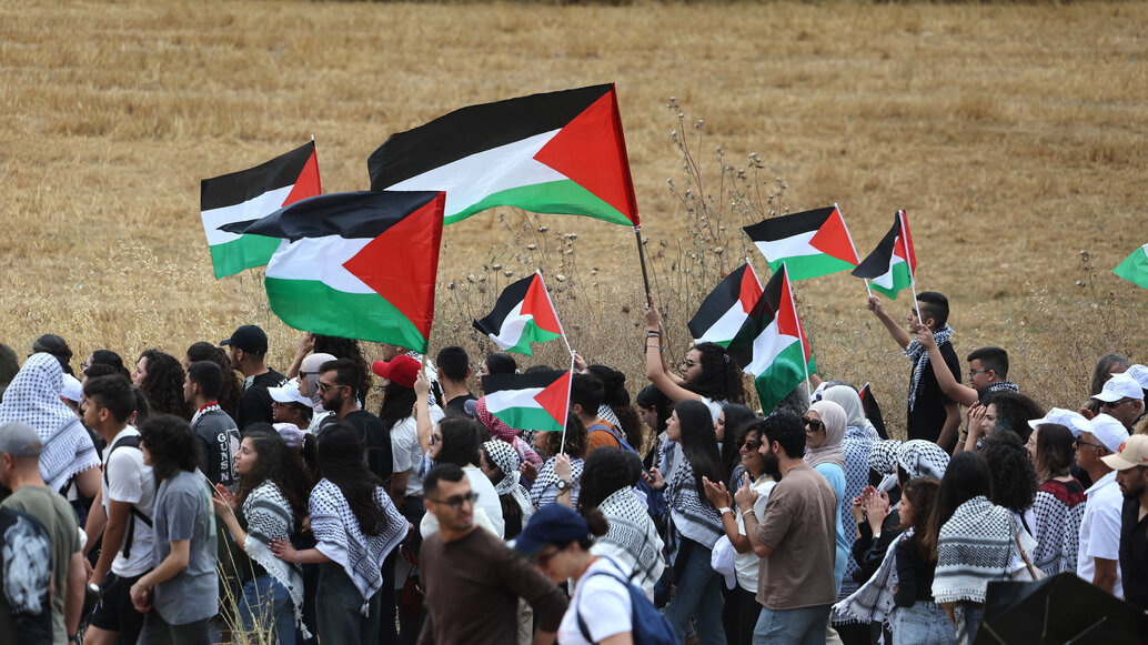 Manifestación con banderas palestinas