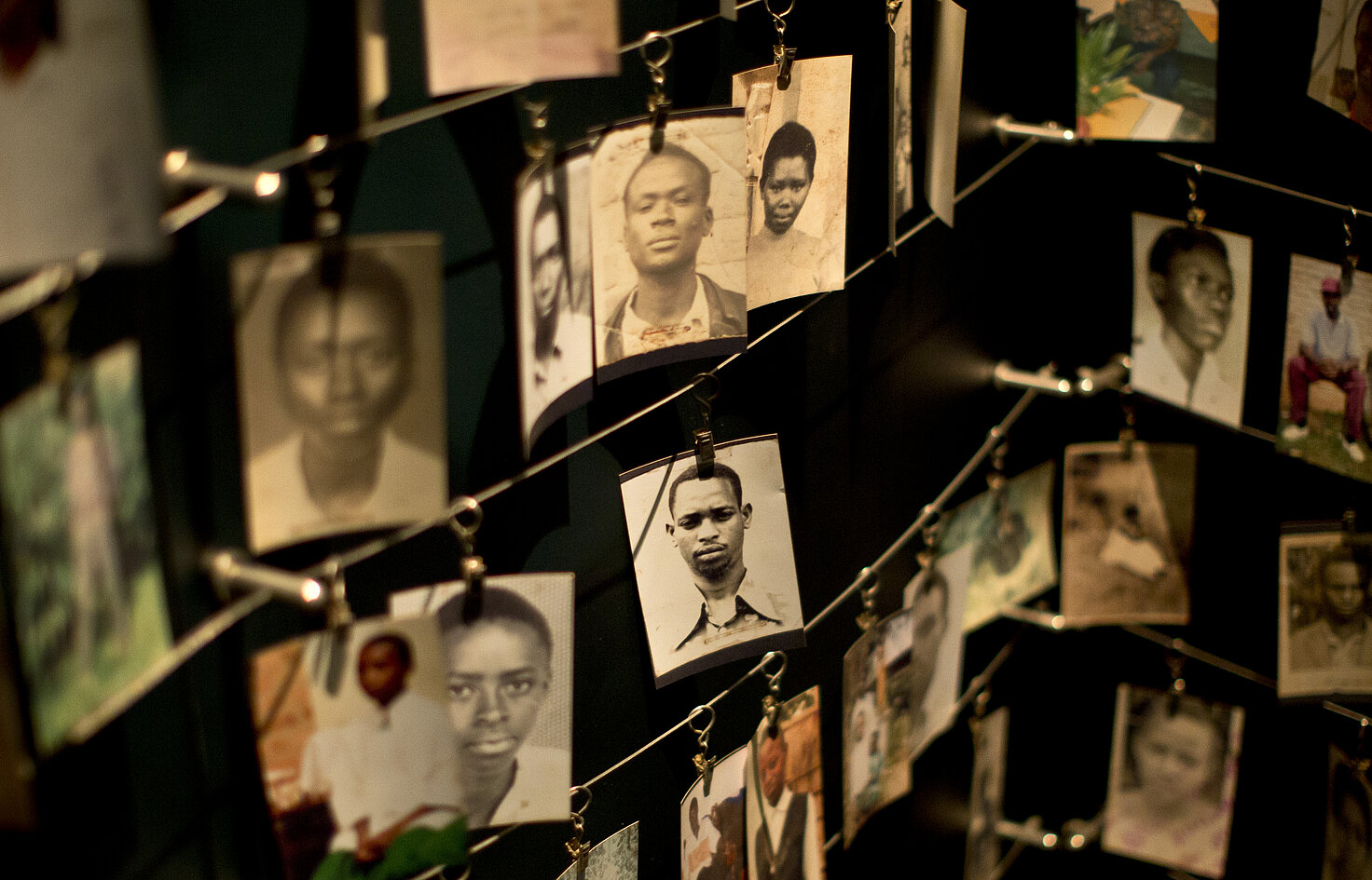 Fotografías de personas fallecidas expuestas en el Centro dedicado a la memoria del genocidio en Kigali, Ruanda. Más de 20 años después, muchos...