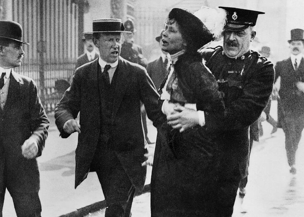 Emmeline Pankhurst , sufragista británica, luchando por el voto femenino