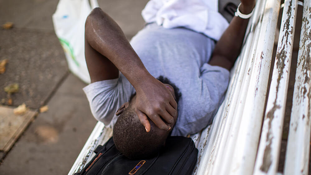 Abu Salem, de 30 años, de Senegal, descansa en un banco del parque en Fraga, Huesca, España, el jueves 2 de julio de 2020. Las autoridades del...