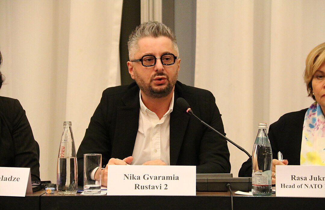 Nika Gvaramia, Director General de Rustavi 2, durante una intervención