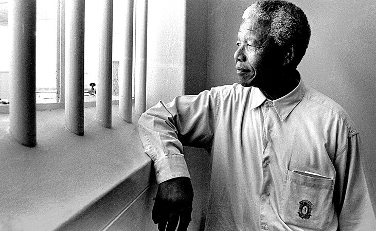 Nelson Mandela vuelve a su celda en la isla de Robben, donde pasó dieciocho de sus veintisiete años de prisión, 1994.