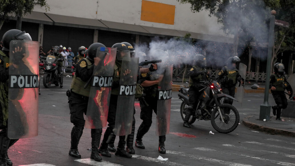 Fuerzas de seguridad con escudos en manifestación