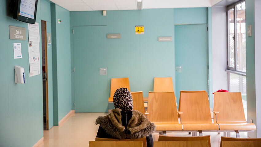 Una paciente espera en una sala de espera vacía