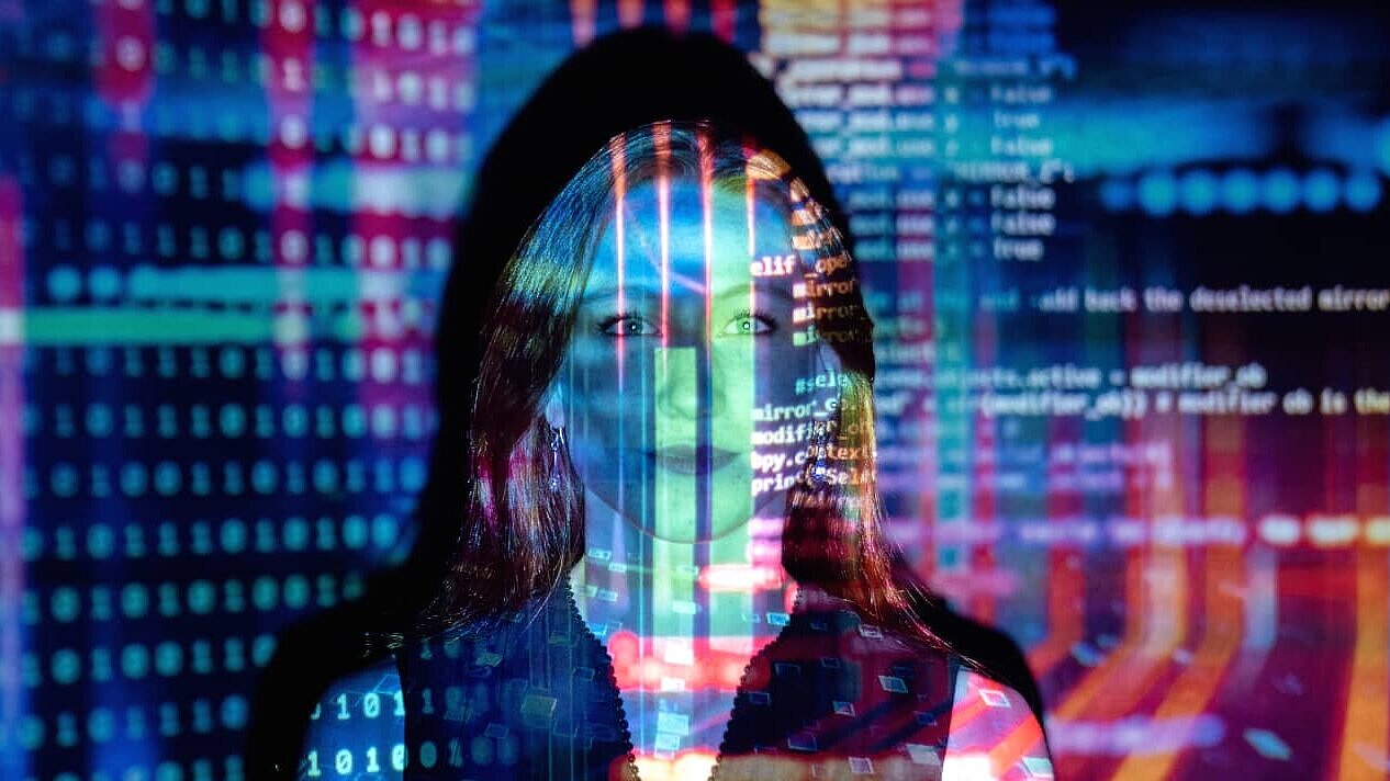 Mujer con filtro de pantalla de datos